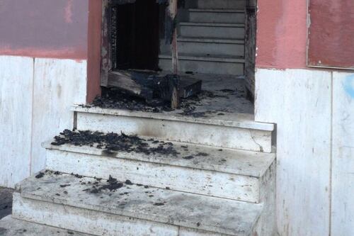 Ostia, incendiato il portone del circolo del Pd