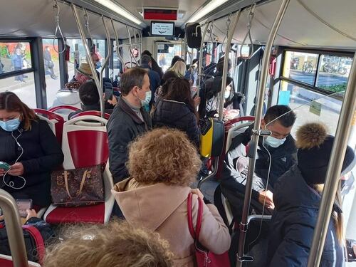 Zona rossa ma autobus affollati. Clamoroso a Roma