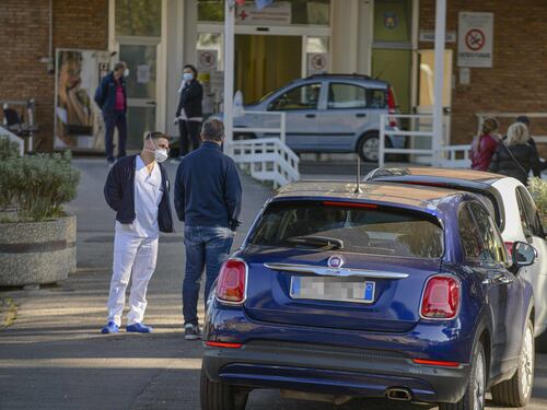 Due ragazze di 24 e 17 anni sfregiate con l'acido: l'agguato delle rivali in scooter