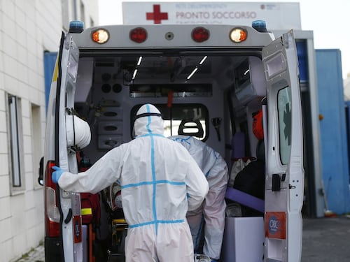 Ambulanze in fila al Cotugno di Napoli. Ospedali al collasso