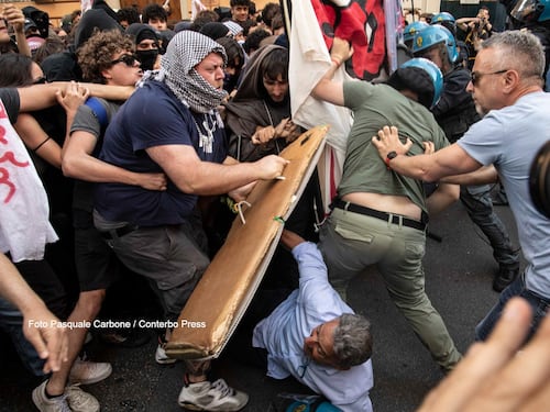 Roma, i collettivi pro Gaza provano a sfondare: scontri con la polizia