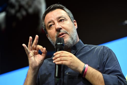 Salvini vuole tassare le banche, Forza Italia fa muro: è scontro sugli extraprofitti