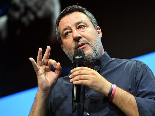 Salvini vuole tassare le banche, Forza Italia fa muro: è scontro sugli extraprofitti
