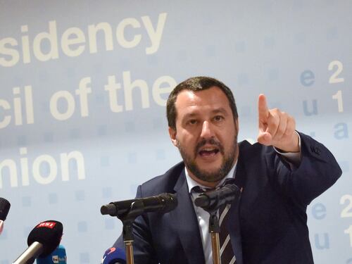 Barcone con 450 migranti in acque italiane, Salvini: "Qui non deve venire"