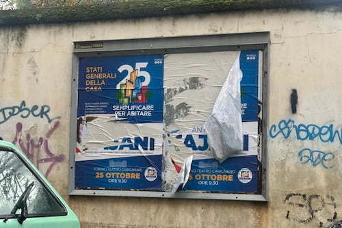Torino è ostaggio dell'odio Pro Pal, strappati i manifesti di Tajani e spuntano le chat contro i ministri della guerra