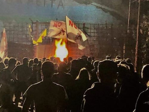 Riparte la protesta No Tav. Incendio e razzi contro la polizia