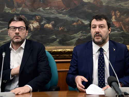 Caos Lega dopo i ballottaggi. Bordata dei fedelissimi a Salvini: "Da Giletti era cotto..."