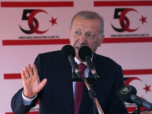 Turchia, Erdogan non revoca il blocco di Instagram. Braccio di ferro sulla censura