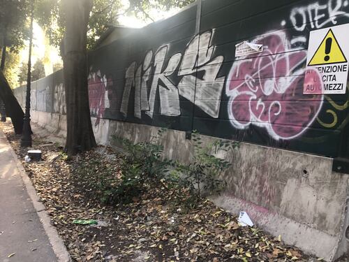 Villa Borghese terra di nessuno tra degrado, sporcizia e monumenti rotti