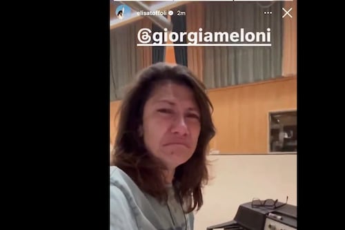 Flotilla, le lacrime di Elisa a favore di telecamera e il messaggio a Meloni: “Stanno morendo...”