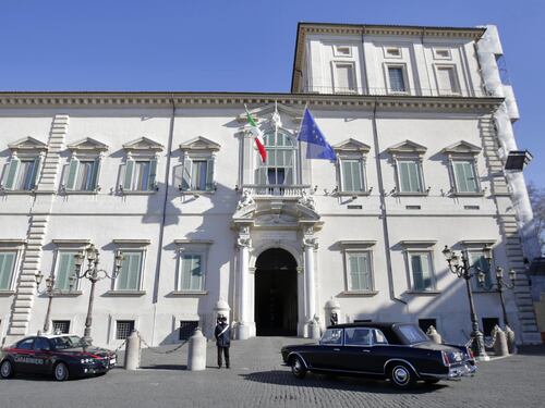 La Lancia Flaminia a Fiumicino simbolo di un'Italia svenduta agli stranieri