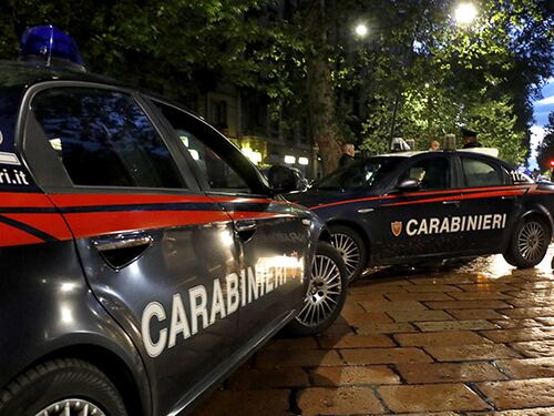 Via dal ristorante senza pagare ma dimenticano il cellulare