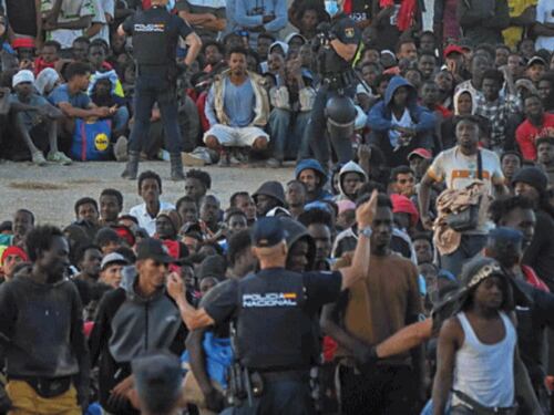 Sbarchi e immigrazione, Italia batte Spagna. Allerta massima a Ceuta