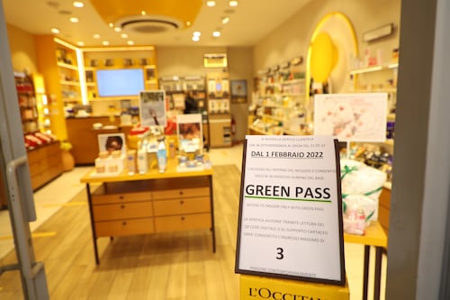Il green pass non è suo, pensionato multato e denunciato