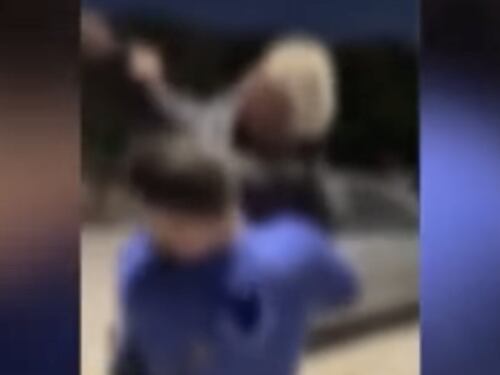 Napoli, buttano un anziano nel cassonetto: il video della vergogna. Giorgia Meloni: serve il reato di bullismo