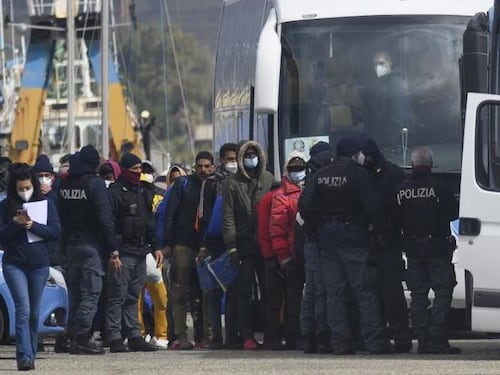 Altro sbarco a Lampedusa: mille migranti in 24 ore. Barcone alla deriva, Malta non interviene