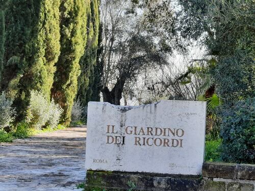 Ama stoppa anche la dispersione delle ceneri nel Giardino dei ricordi a Prima Porta