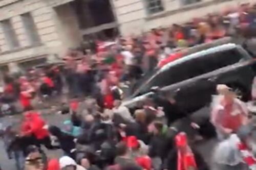 Liverpool, auto falcia i tifosi in festa: arrestato un uomo. Il video choc