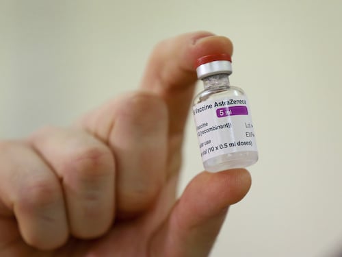 Covid, vaccino AstraZeneca ritirato in tutto il mondo: i motivi della marcia indietro