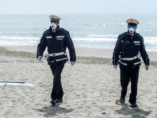 In spiaggia col braccialetto elettronico? Cari signori, andateci voi