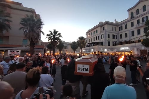 "Ostia deve rinascere". Bara, fiaccole e rabbia al corteo per la sicurezza