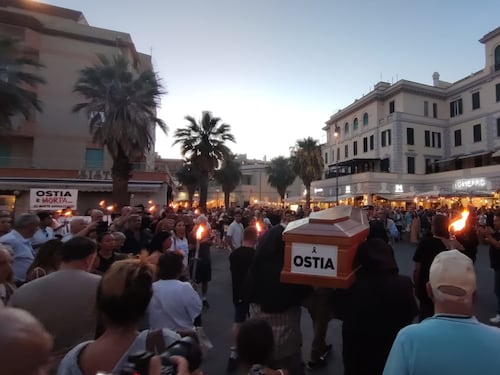 "Ostia deve rinascere". Bara, fiaccole e rabbia al corteo per la sicurezza
