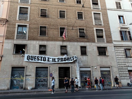 CasaPound toglie la scritta dal palazzo occupato