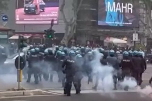 Derby, scontri e tensione fuori dall'Olimpico. la polizia usa gli idranti