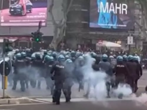 Derby, scontri e tensione fuori dall'Olimpico. la polizia usa gli idranti