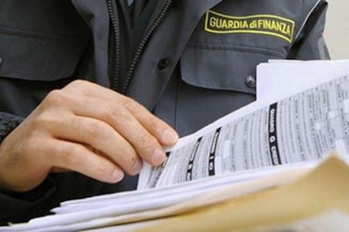Truffa 112 clienti e compra 23 immobili e auto di lusso. Arrestata consulente bancaria