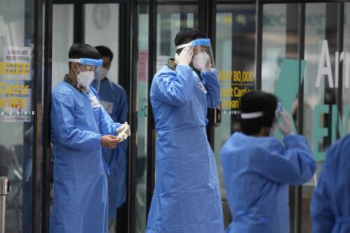 Covid: naso, gola, tosse e problemi intestinali. Quali sono i sintomi della variante Kraken