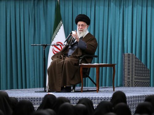 Iran, blocco degli account social per l’Ayatollah Khamenei. “Violazioni ripetute”