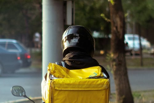 Glovo, scatta l'intervento dei pm: "Rider sfruttati". Ecco la paga per una consegna