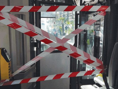 Paura del Covid, sugli autobus compaiono le catenelle per il distanziamento fai da te
