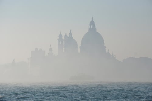 Venezia, la nebbia inganna un turista: la macchina sfonda la catena e finisce in laguna