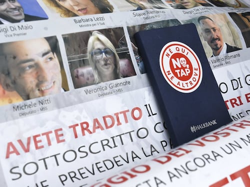 Rabbia "No Tap" contro i Cinquestelle: bruciate bandiere, tessere e foto dei politici grillini