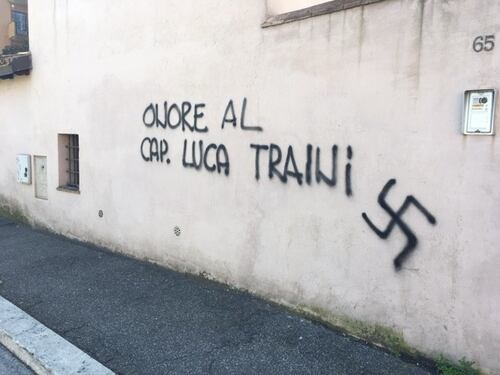 Roma, nuova scritta choc (e svastica) pro Macerata: "Onore al capitano Luca Traini"