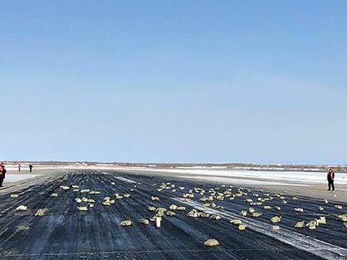 Russia, guasto al portellone dell'aereo: piovono lingotti d'oro sulla pista