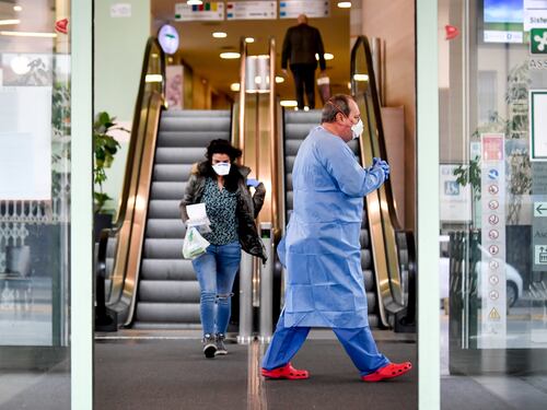 Mascherine gratis in Lombardia, in settimana arrivano in farmacia