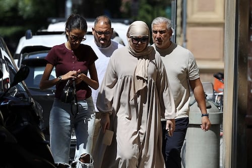 La sorella di Fakir spara contro tutti: agenti, soccorritori e chi guardava. Ma la realtà ci racconta un’altra storia