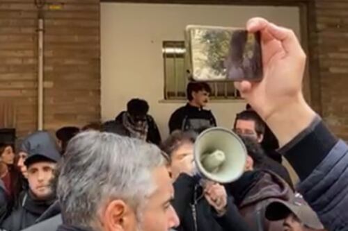 La Sapienza, bottiglie lanciate e vigilante colpito dal collettivo di sinistra