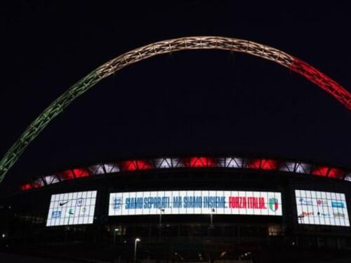 L'arco di Wembley illuminato con la bandiera italiana