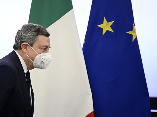 Il sondaggio è una doccia fredda per Draghi: solo la metà degli italiani vuole il vaccino