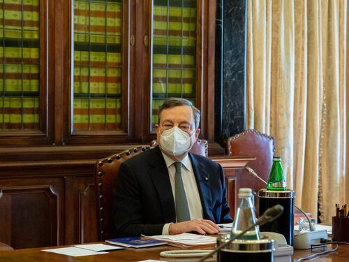 La lettera degli attivisti 5 Stelle contro Draghi: "Serve un politico, non un complice della finanza"