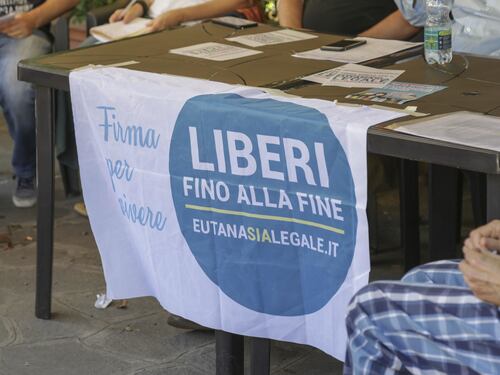 La sinistra è spaccata pure sui referendum per eutanasia e cannabis. Lo sgambetto del Pd