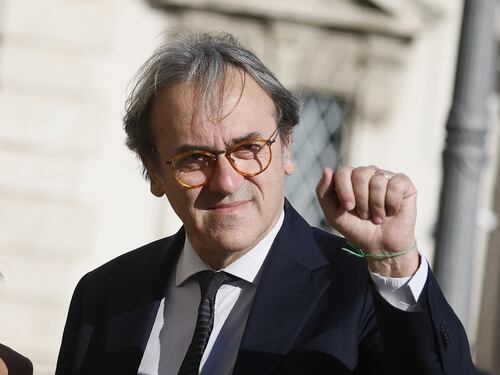 La sinistra italiana si scopre francese: Bonelli canta la Marsigliese, Letta "emozionato"