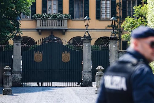Eredità Berlusconi, a "rate" i 100 milioni a Marta Fascina. Il giallo dei falò di Arcore