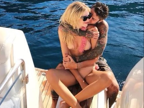 Chiara Ferragni mostra il lato B e Fedez fa il geloso