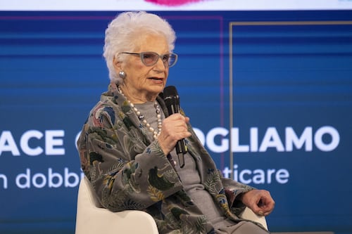 Liliana Segre, ondata di solidarietà dopo il “caso” Albanese. La sinistra tace