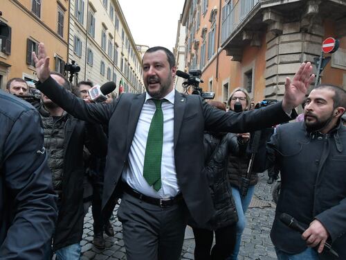 Salvini a Berlusconi e 5 Stelle: "Basta con gli insulti, tutti facciano un passo di lato"